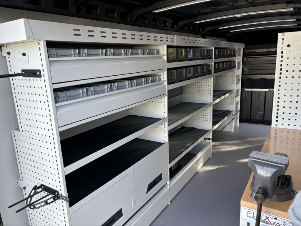 Laadruimte met rek- en kastsysteem van Flexvan