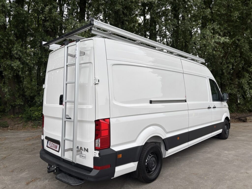Laadruimte met rek- en kastsysteem van Flexvan