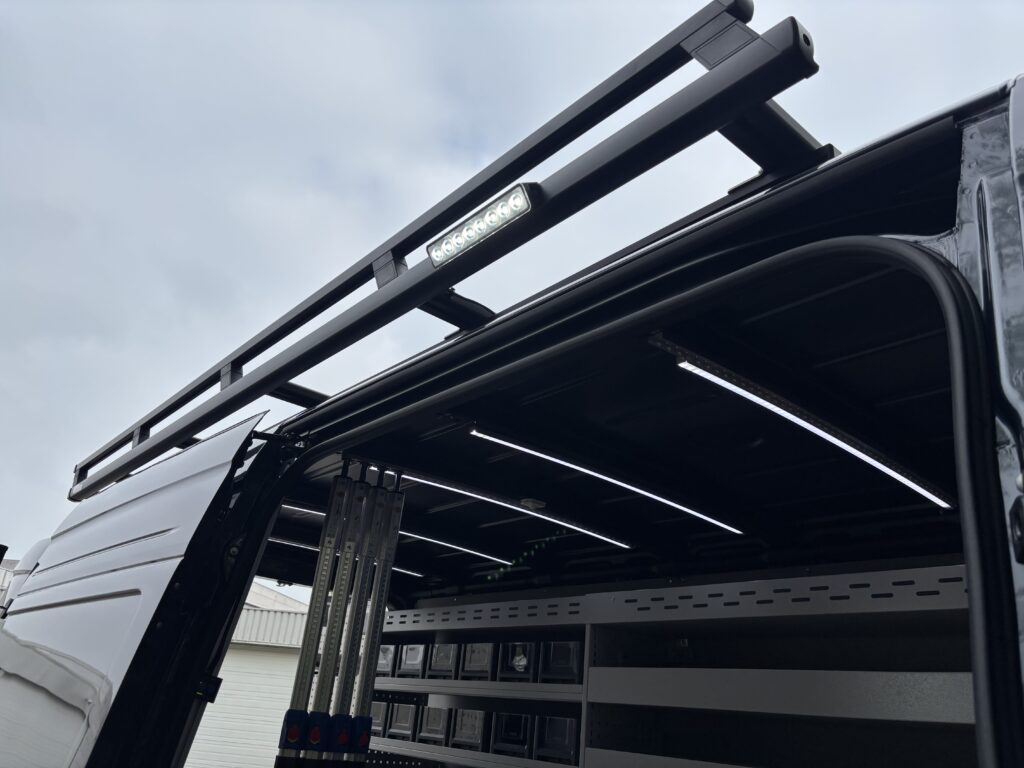Door Flexvan ingerichte bestelwagen, voorbeeld van een realisatie voor Bedrijfswageninrichting Beernem